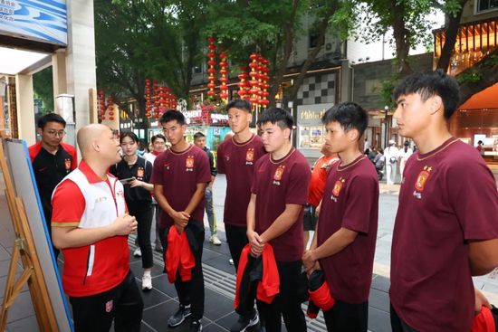 电影《电磁王之霹雳父子》讲述天生带电的刘雷（吴建豪饰）在一次意外中失控使自己的父亲丧生火海，同时失去了带电能力